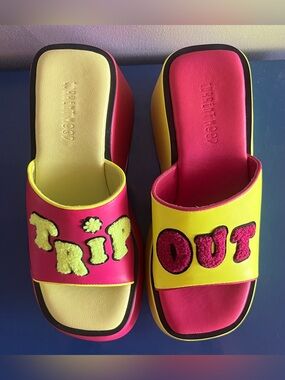 Current Mood Trip Out
Platform Sandals from Dolls Kill size 8M🔥